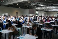 Uczestnicy egzaminu piszą test.