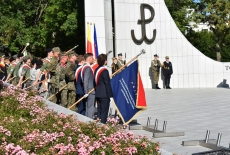 poczet sztandarowy pod pomnikiem Pomnikiem Polskiego Państwa Podziemnego i Armii Krajowej w Warszawie