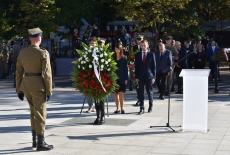 słuchacze KSAP składają wieniec pod Pomnikiem Polskiego Państwa Podziemnego i Armii Krajowej w Warszawie