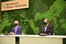 Dyrektor KSAP i Minister klimatu i środowiska siedzą przy stole