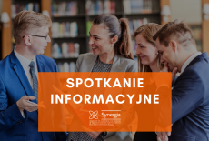 cztery osoby rozmawiają w bibliotece, na ich tle napis: spotkanie informacyjne i logo projektu