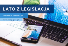 na stole leży laptop, na ekranie widoczne morze. Na klawiaturze leży smartfon. Na ekranie widoczne morze. Na zdjęciu napis Lato z legislacją, szkolenia online live