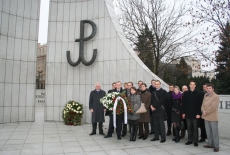 Słuchacze razem z Dyrektorem stoją z pod pomnikiem