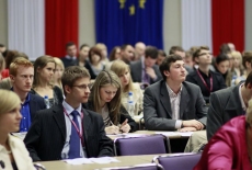 Widok na Aule i siedzących gości