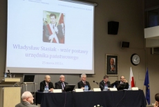 Paneliści siedzą przy stole prezydialnym,