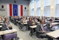 Widok na Aule i siedzących gości