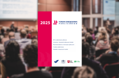 Plakat Forum Zarządzania Publicznego 2025 nałożony na zdjęcie sali konferencyjnej z uczestnikami; na plakacie widoczne hasło „Forum Zarządzania Publicznego”, rok 2025 oraz lista tematów, m.in. ESG w administracji publicznej i e‑zielona administracja, a także logotypy organizatorów.