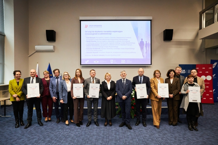 Wszyscy wyróżnieni stoją z dyplomami