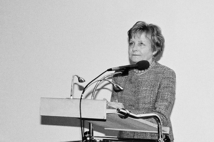 Wykład prof. Zyty Gilowskiej "Polityka budżetowa RP", 17.03.2004 r. Prof. Zyta Gilowska przemawia przy mównicy.