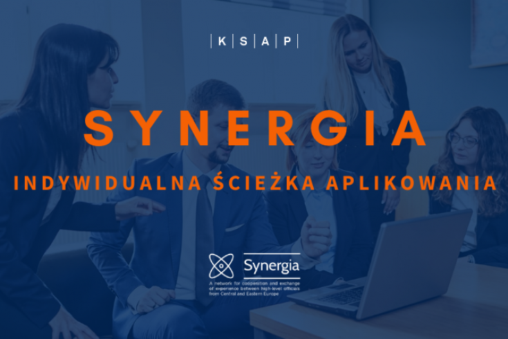 pięć osób siedzi na kanapach, patrzą w laptop stojący przed nimi na stole, dyskutują. Na tle zdjęcia napis: SYNERGIA indywidualna ścieżka aplikowania