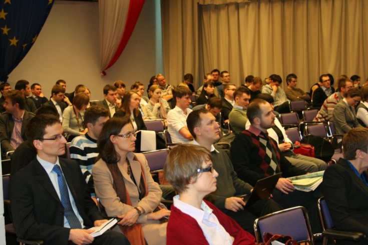 uczestnicy konferencji siedzą na auli