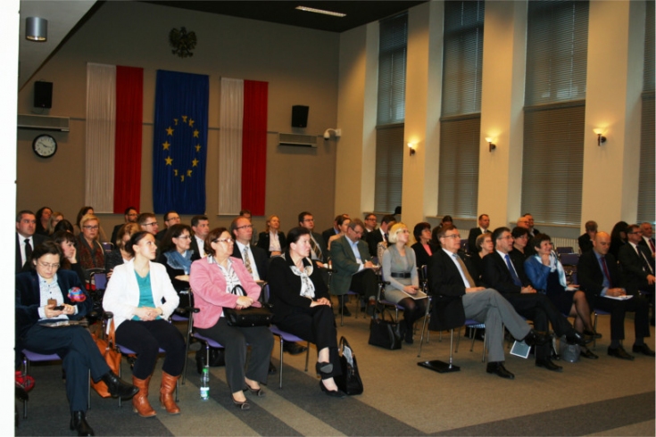 Widok na salę i siedzących na niej uczestników.